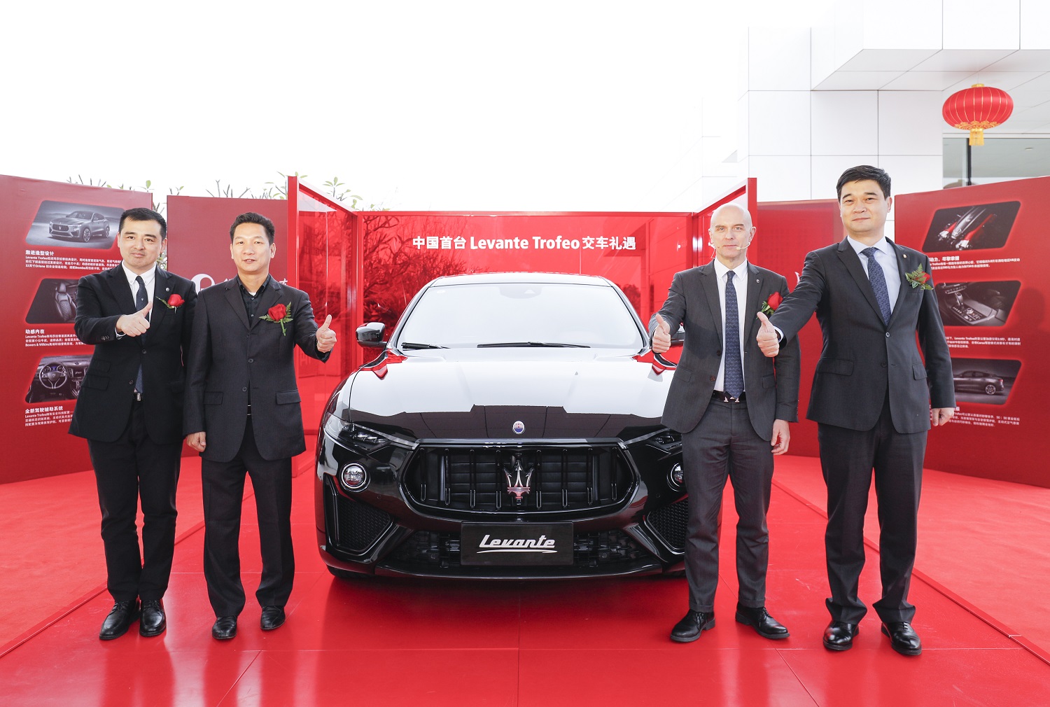 Levante Trofeo全國首位車主交車儀式（左一：闖剛，左二：余先生，右一：宋平，右二：薄亞銘）